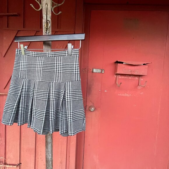 Girl's Large (10/12) Art Class B&W Houndstooth Pleated Mini Skirt - Picture 7 of 16